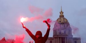 La protesta contra la reforma de las pensiones incendia Francia