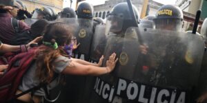 Las protestas se agravan tras el desalojo de los manifestantes acampados en la principal universidad de Lima