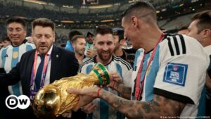 Lionel Messi levantó sin saberlo una falsa copa en su icónico post del Mundial | Deportes | DW