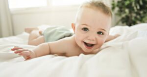 Los bebés dan patadas con sentido | Actualidad
