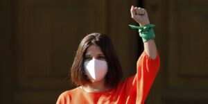 Los polémicos indultos en Chile provocan la dimisión de la ministra de Justicia y el jefe de Gabinete de Boric