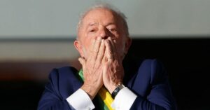 Lula firmó 13 decretos presidenciales pocas horas despues de asumir el poder en Brasil