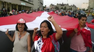Manifestantes llegan a Lima para sumarse a las protestas antigubernamentales