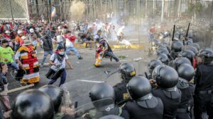 Más de 200 detenidos en Perú tras irrumpir la Policía en una universidad ocupada por manifestantes