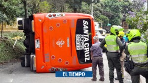 Medellín: bus de transporte público se volcó en el barrio Aranjuez - Medellín - Colombia