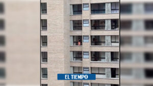 Medellín: mujer arriesga su vida limpiando ventanas en un piso 12 - Medellín - Colombia
