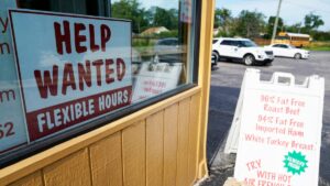 Menos estadounidenses solicitan beneficios por desempleo
