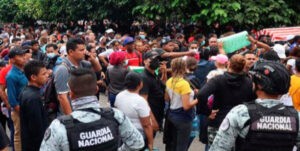 Migrantes ingresan a la fuerza a oficinas del sur de México