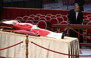 Miles de fieles desfilan para ver el cuerpo de Benedicto XVI en la baslica de San Pedro