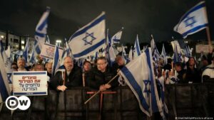 Miles de israelíes se manifiestan contra el gobierno en Tel Aviv | El Mundo | DW