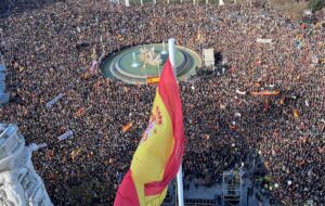 Miles de personas protestan en Madrid contra el Gobierno de Sánchez