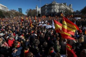 Miles de personas protestaron en Madrid en contra de Sánchez