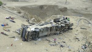Mueren al menos 24 personas en Perú al despeñarse un autobús por un precipicio