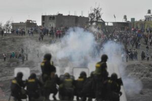 Mxima tensin en Lima en una jornada de protestas contra el Gobierno: "Dnde ests, carajo? Dina, asesina!"