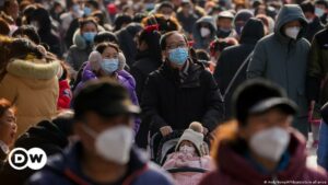 OMS mantiene el nivel máximo de alerta para la pandemia de covid-19 | El Mundo | DW