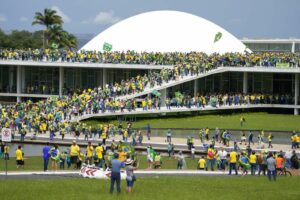 Partidarios de Bolsonaro asaltan el Congreso, Lula promete castigo