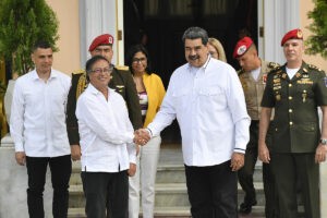 Petro viaja por sorpresa a Caracas para celebrar un "encuentro extraordinario" con Nicols Maduro