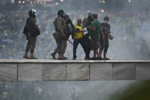 Policía de Brasil recupera control de edificios de poderes públicos asaltados por bolsonaristas
