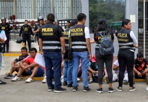 Policía peruana detiene a más de 200 personas en desalojo de universidad