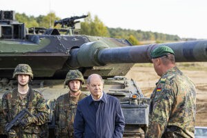 Polonia tacha de "inaceptable" la negativa alemana de dar tanques Leopard a Ucrania