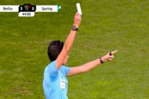 Por primera vez en la historia se sacó una “tarjeta blanca” en un partido de fútbol (+Video y lo que significa)