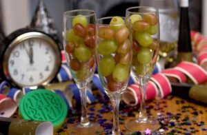Por qué se comen 12 uvas en Año Nuevo y otros rituales de Nochevieja