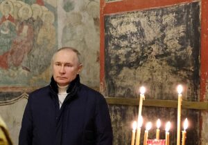 Putin asiste a la Misa del Gallo y felicita la Navidad a los rusos coincidiendo con su tregua en Ucrania