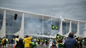 Seguidores del expresidente Bolsonaro entran en el Congreso de Brasil y piden derrocar a Lula