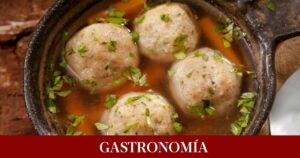 Sopa de albóndigas de pollo al curry de coco, una receta sana y sencilla