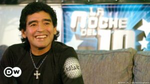 Subastarán camiseta firmada por Maradona en el estreno de ‘La Noche del 10’ | Deportes | DW