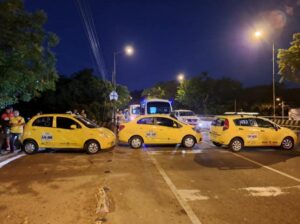 Taxistas de Cúcuta bloquean puente Atanasio Girardot en medio de reclamos por mejoras
