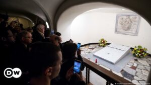 Tumba de Benedicto XVI abre a visitantes en la cripta vaticana | El Mundo | DW