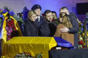 Ucrania rinde homenaje al ministro del Interior y otros altos cargos fallecidos en un accidente de helicptero