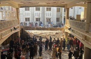Un ataque suicida deja 32 policas muertos y 140 heridos en una mezquita en Pakistn