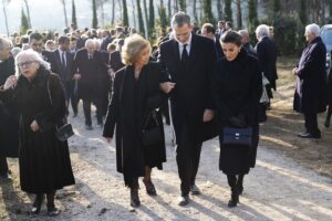 Un canal griego difunde un saludo afectuoso entre Felipe VI y Juan Carlos I durante el entierro de Constantino