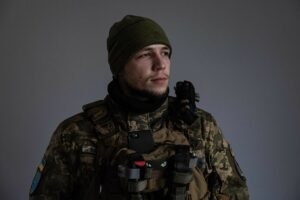 Un capelln en el frente de Bajmut para sostener la fe de los combatientes ucranianos