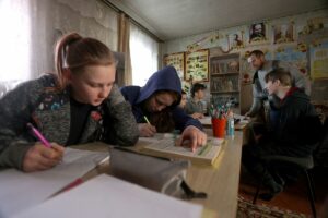 Un profesor mantiene las clases en casa tras la destruccin de su escuela en el este de Ucrania