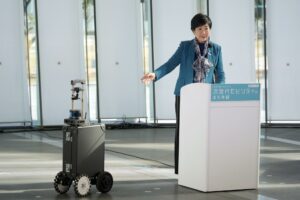 Una maleta con inteligencia artificial para guiar a personas ciegas en Japón