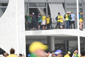 Varios periodistas son agredidos durante asalto a sede del Ejecutivo en la capital de Brasil