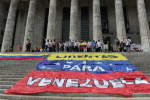 Venezolanos en Argentina rechazan visita de Nicolás Maduro y piden su indagatoria – SuNoticiero
