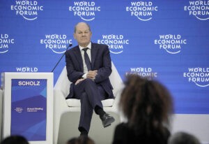 Zelenski implora tanques en Davos y protesta tras las evasivas de Scholz: "La tirana avanza ms rpido que las democracias"