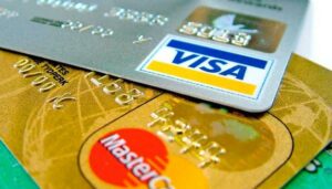 Para venezolanos, tarjetas de crédito que una vez fueron salvavidas ahora son «inútiles» – SuNoticiero