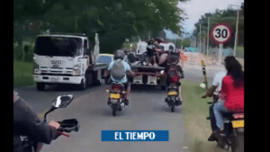 A la fuerza bajan de grua unas motos inmovilizadas en Cali - Cali - Colombia