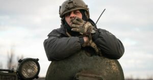 “A la guerra se puede ir pero de la guerra no se puede volver”: entrevista íntima con un francotirador ucraniano en Bakhmut