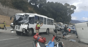 Accidente en la autopista Valle-Coche arroja 17 personas heridas