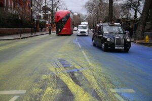 Activistas britnicos pintan la calle de azul y amarillo ante la embajada rusa en Londres