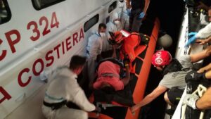 Al menos 40 muertos al naufragar un barco de migrantes cerca de las costas de Calabria (Italia)
