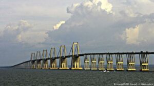 Alertan posible deterioro en puente sobre el lago de Maracaibo