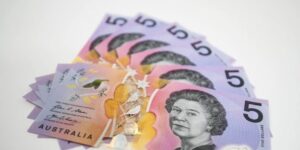 Australia cambia a Carlos III y la Monarquía británica por los aborígenes en sus billetes de 5 dólares