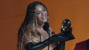 Beyoncé emerge como reina de los Grammy; Styles se alza con el mejor álbum